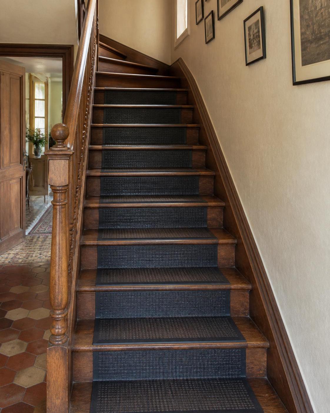 découvrez les meilleures solutions d'escaliers antidérapants pour prévenir les chutes à la maison et garantir la sécurité de toute la famille.