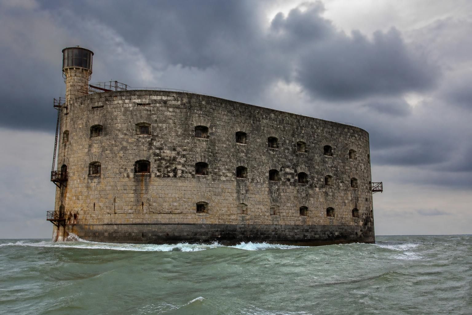 découvrez comment le légendaire fort boyard fait face aux intempéries et résiste à l'épreuve du temps malgré les défis de l'effondrement partiel.