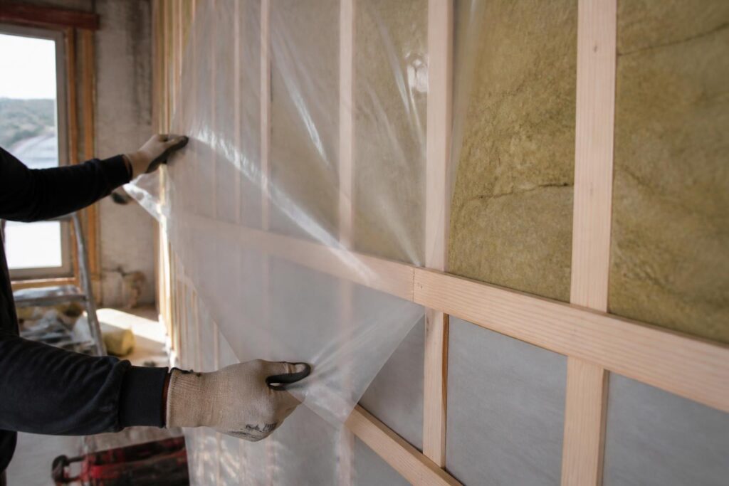 découvrez pourquoi l'installation d'un pare-vapeur est essentielle pour garantir une isolation performante et protéger votre maison contre l'humidité et les déperditions énergétiques.