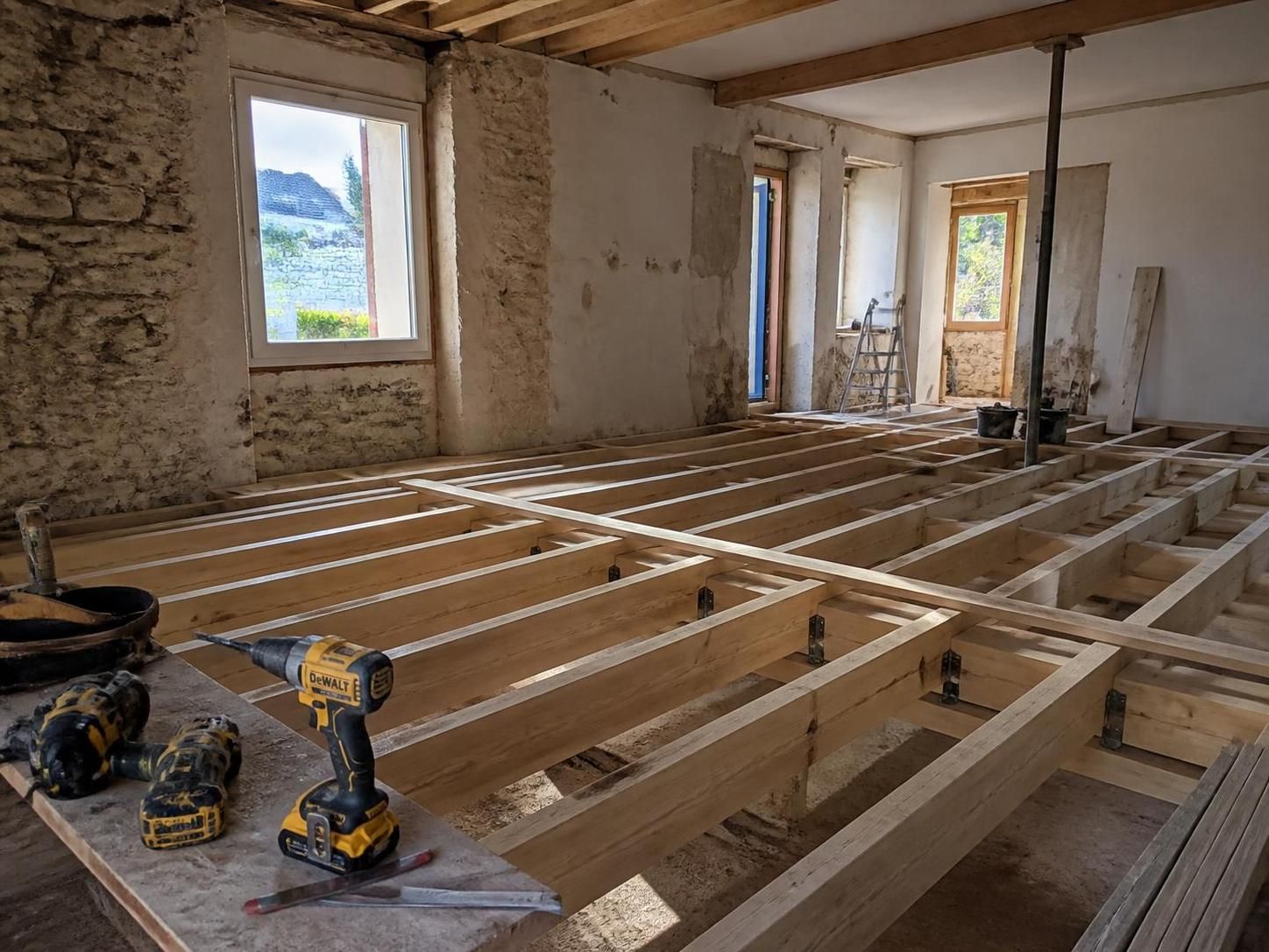 découvrez comment choisir la bonne essence de bois pour vos solives et renforcer efficacement vos planchers. conseils pratiques et astuces pour une structure solide et durable.